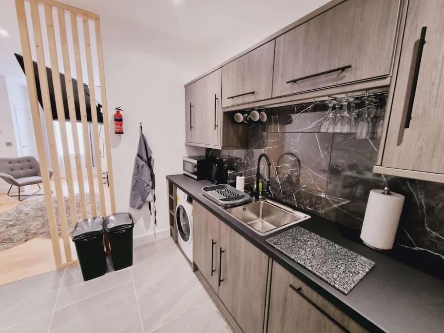 Lmk, Spacious 1 Bedroom Ground Floor Apartment, Ev Charger, Free Parking Wi-Fi, Great Location Belfast Buitenkant foto