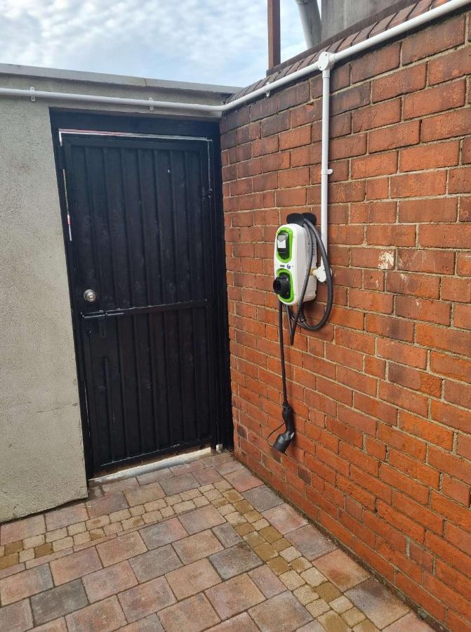Lmk, Spacious 1 Bedroom Ground Floor Apartment, Ev Charger, Free Parking Wi-Fi, Great Location Belfast Buitenkant foto